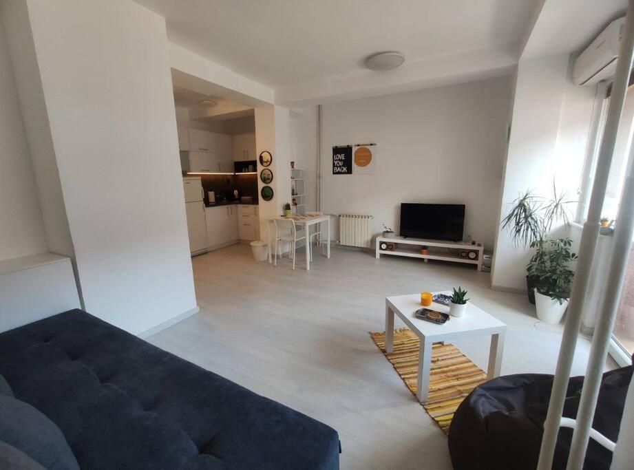 City Center White Apartment! Skopje Esterno foto