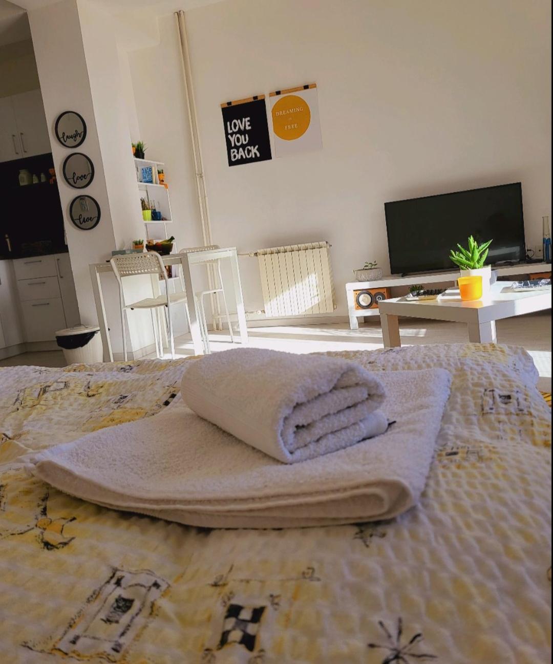 City Center White Apartment! Skopje Esterno foto