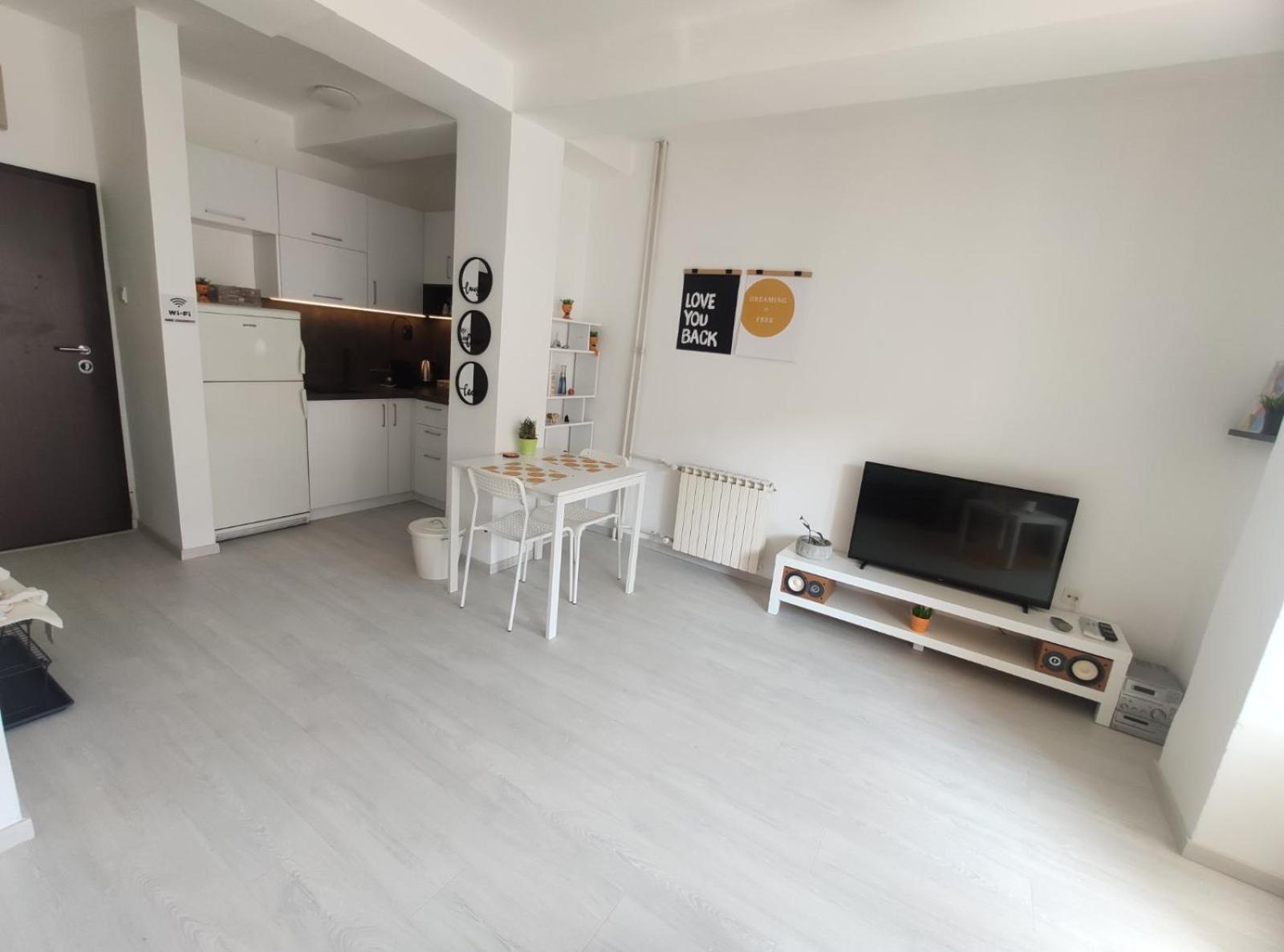 City Center White Apartment! Skopje Esterno foto
